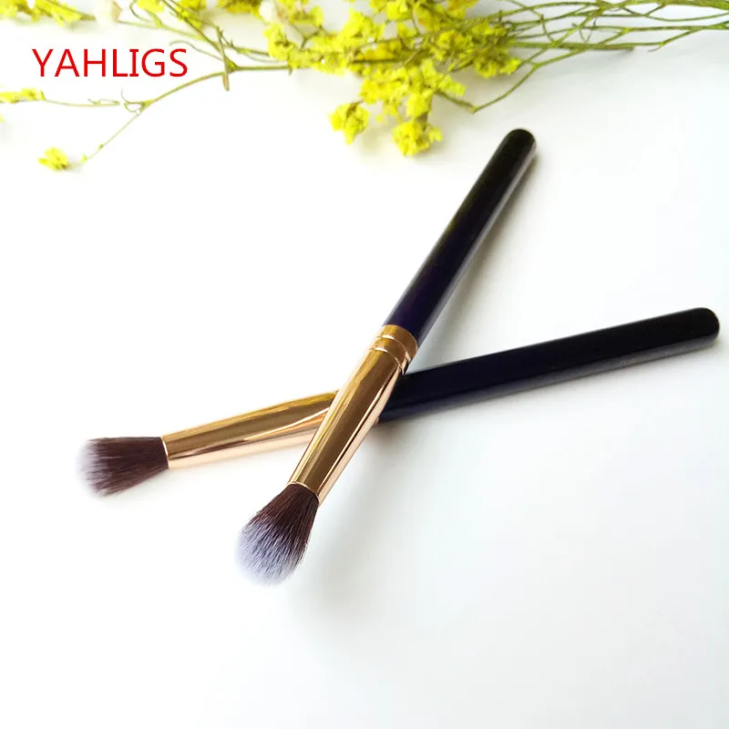 

hzm 1PCS 2019 Hot sale Blooming Brush Wood Handle Color Concealer Makeup Brush YA269