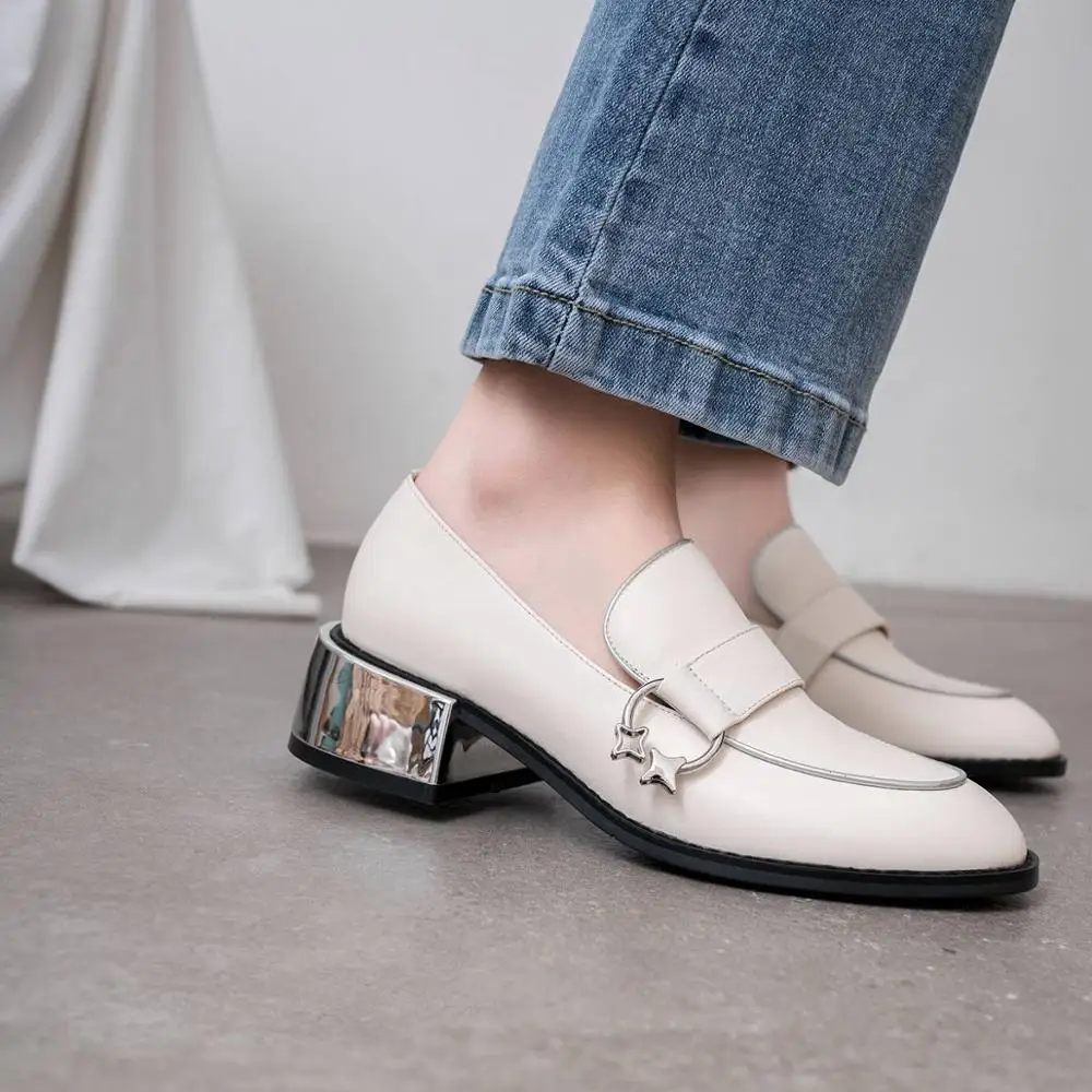 Krazing Pot/Элегантные дышащие туфли-лодочки из натуральной кожи в британском стиле с металлическим украшением на массивном среднем каблуке; слипоны с круглым носком; L45 - Цвет: Белый