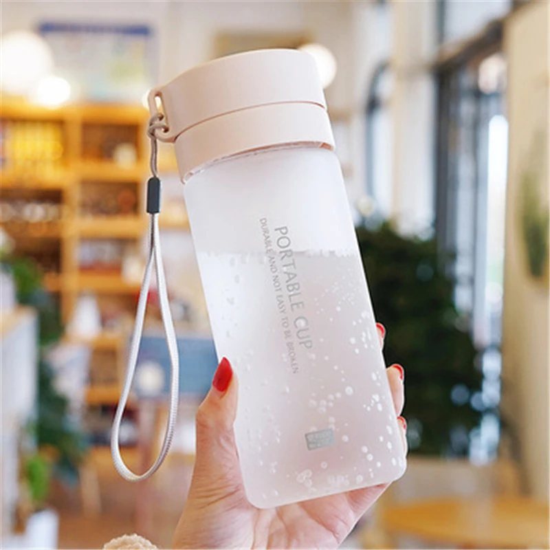 600 мл простая большая емкость пластиковая Матовая бутылка для воды креативная ручная чашка Студенческая бутылка для свежей воды с чайным отсеком