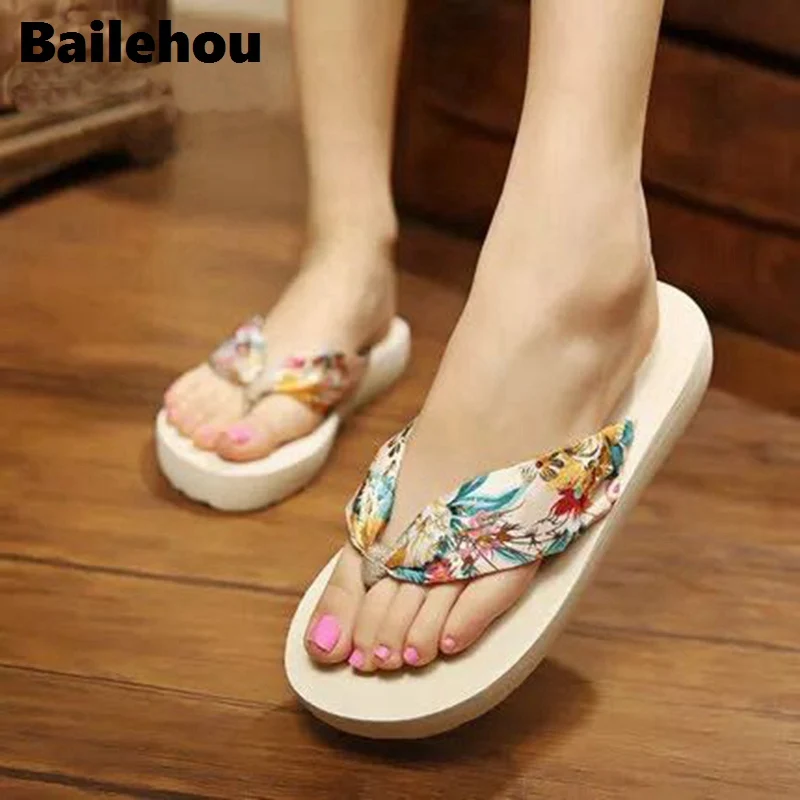 Bailehou/женские шлепанцы на плоской подошве; летние пляжные тапки; атласная обувь на низком каблуке; Вьетнамки; шлепанцы на танкетке с цветочным принтом