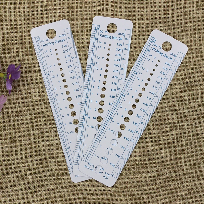 

1pcs Plastic Knitting Needles Gauge Crochet Hook Rulers (US UK Metric Sizes) Patchwork Rulers Sewing Weaving Accessories Tools