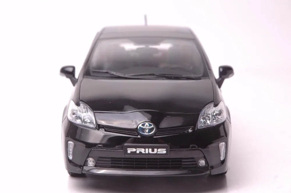 Toyota Prius Hybrid car model in scale 118 (3)