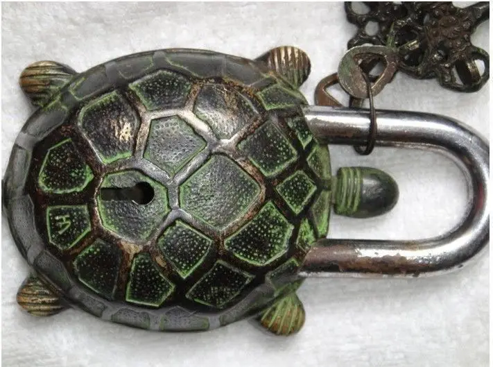 черепаха тротила и золотой клюсик. черепаха тортилла из буратино. черепашка с ключиком. черепаха с ключом. серебряный брелок черепашка.