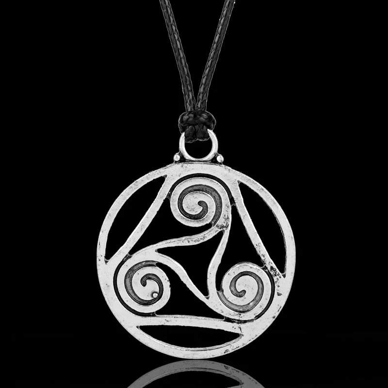 

MQCHUN 2017 Hot Vintage Viking Triskelion Pendant Necklace Spirals Stiles Scott Lydia Cosplay Celtic Triskele Necklace Teen Wolf