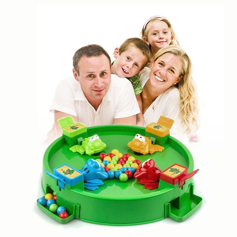 Новый год семейный праздник. Подарок с фотографиями. Парень дарит девушке подарок. Подарки для родителей. Подарок маме.