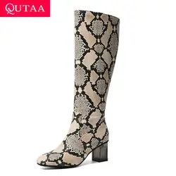 QUTAA/2020 г. Осенне-зимние модные сапоги до колена из флока с леопардовой змеиной кожи повседневная женская обувь высокие сапоги с квадратным