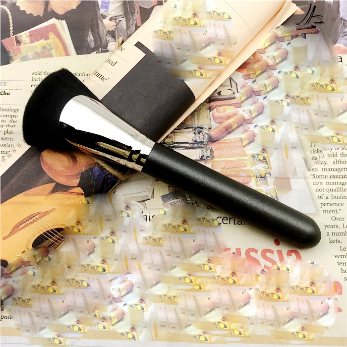 

1pcs High Quality Fan-Shaped Powder Painting Blush Large Concealer Brush Foundation Brush Professional fashion makeup tool 141S