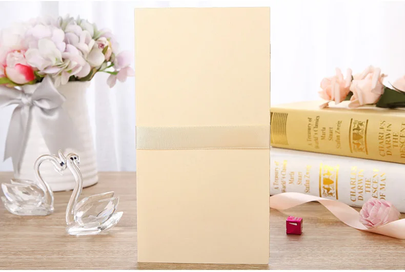 Высокое качество свадебные пригласительные карточки с лентой 113*215 мм Золотой цветок карты, включая внутри бумаги, конверт и печать