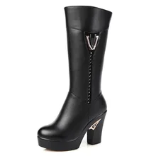 Женские черные сапоги до колена; высокие сапоги из натуральной кожи; коллекция года; сезон осень-зима; женские модные теплые рабочие сапоги на не сужающемся книзу массивном каблуке; зимняя обувь