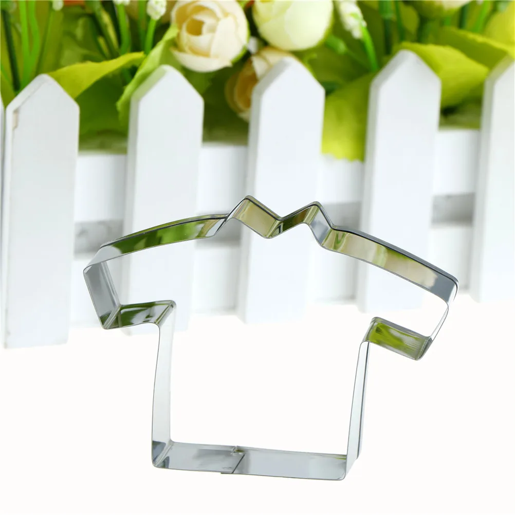 

Newest fondant cupcake pastry baking tool football T-shirt metal cookie patisserie biscuit mold
