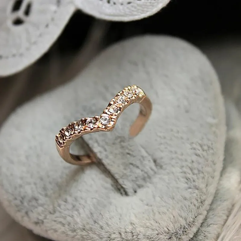 

Popular Cute Rhinestone V-shaped Section Style Unique Design Woman Ring Hot Sexy Women Gift for Wedding Bands 2019 New Fashion