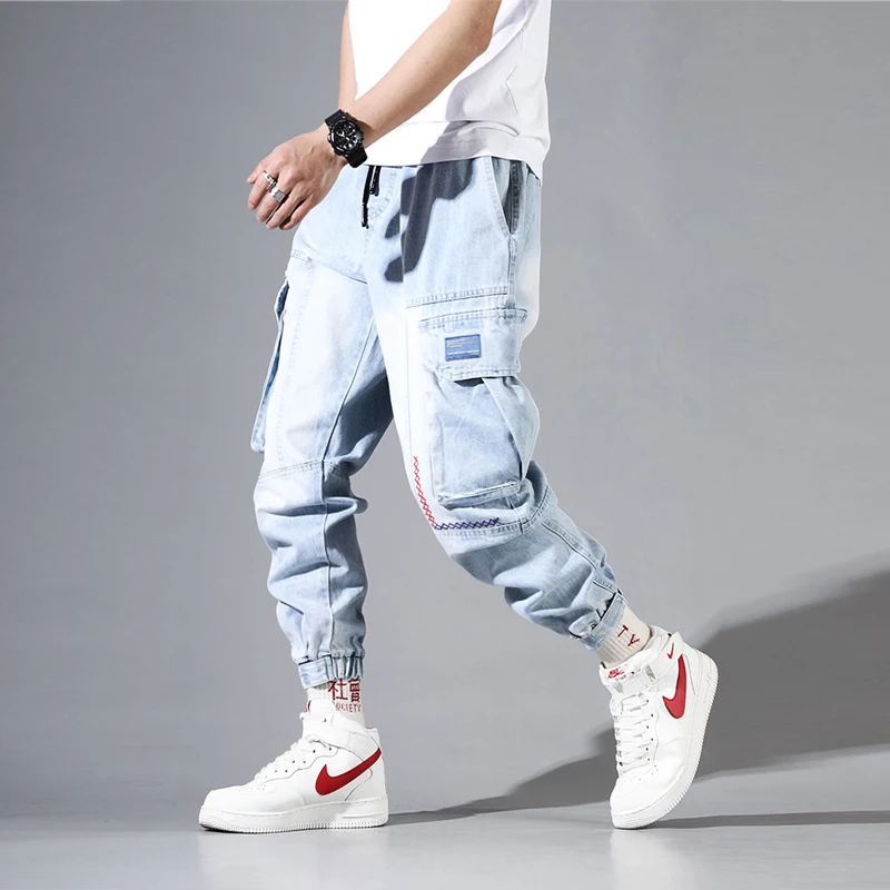 Уличной моды Для мужчин джинсы светильник синий свободный крой Мульти Карманы Грузовые штаны узкие джинсы для Для мужчин Вышивка Дизайнерская обувь в стиле «хип-хоп» для бега