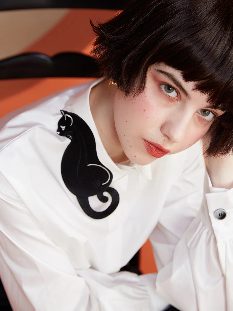 

LYNETTE'S CHINOISERIE Summer Women Original Design Exquisite Cats Embroidery Slim High Waist Vintage Black White Shirts/Blouses