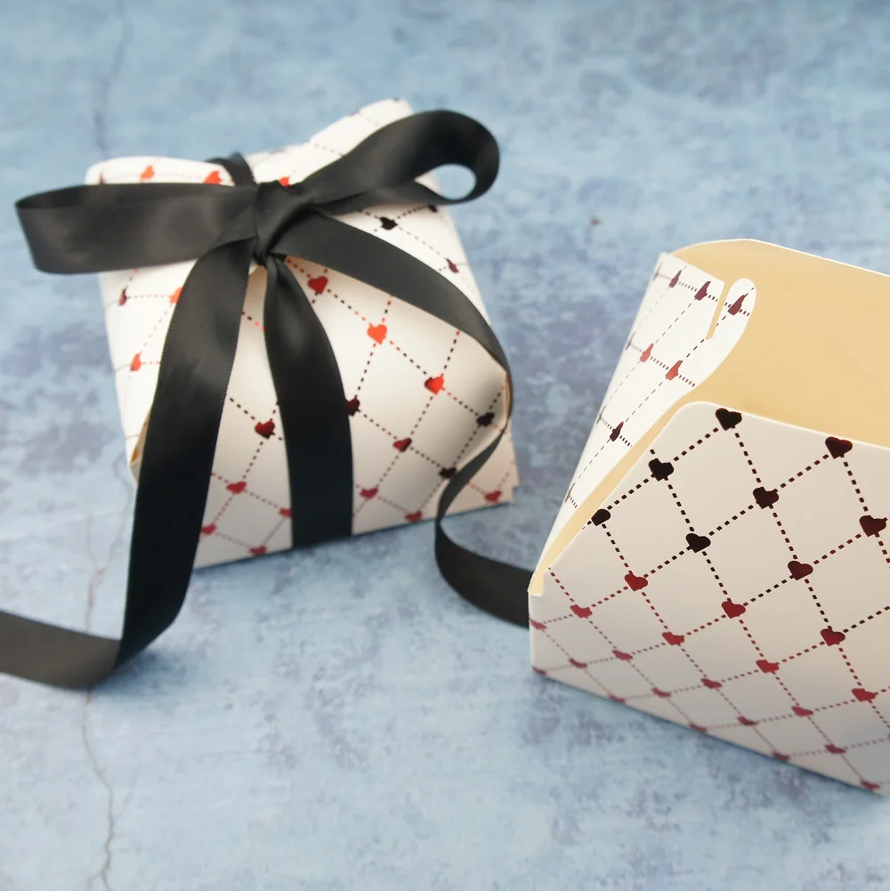 

9*9*5cm 10pcs red queen heart mini box as Chocolate cookie Paper Box as Christmas Birthday Party Gifts Pack wedding favor box