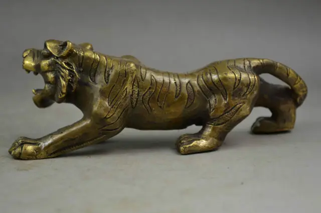 

Old Handwork Copper Carving Lifelike Robust Leopard Bring Auspicious Statue