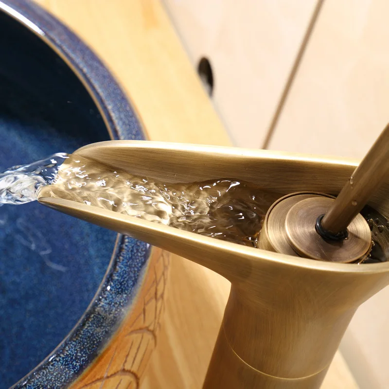 Mttuzk شحن مجاني! العتيقة النحاس الشلال بالوعة الحمام الحنفية واحدة مقبض الغرور خلاط صنبور الطابق الخيالة النبيذ الزجاج صنبور