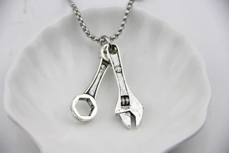 

Fashion Jewelry Antique Silver Plated Wrench Pendant Necklace For Men And Women