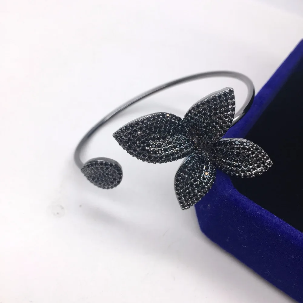 Comprar Diseño de marca de lujo AAA Zirconia Full Pave Setting Big Delicate Leaf Flower Shaped Open Hand Cuff brazalete para Mujer Accesorios
