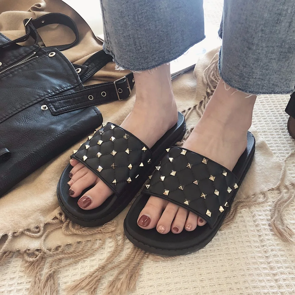 Pantufa/обувь женские Вьетнамки с заклепками клетчатые дизайнерские сандалии на