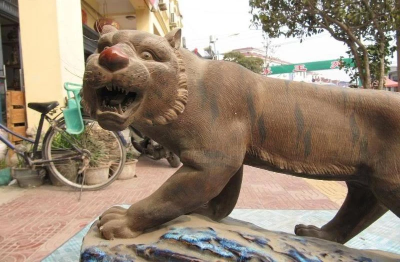 

Chinese Folk Classic Wucai porcelain ferocity Tiger Statue