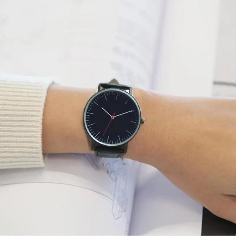 

Hot Classic Quartz Couple Wrist Watch Women Watch Waterproof Leather Strap Quartz Watch Unisex Round Dial Analog Wristwatch