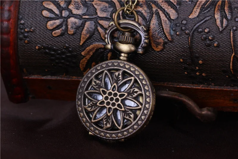 Lotus Pattern Hollow Round Flower Skeleton Retro Pocket Watch Bronze Design Female Chain Quartz Delicate | Наручные часы