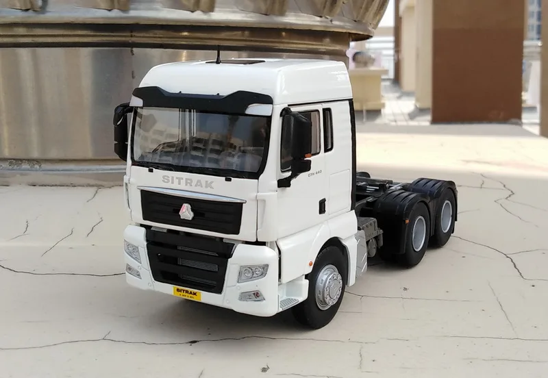 Изысканный сплав модель 1:36 SinoTruk SITRAK C7H человек для трактора, прицепа, грузовика литая игрушка модель для украшения коллекции - Цвет: Белый
