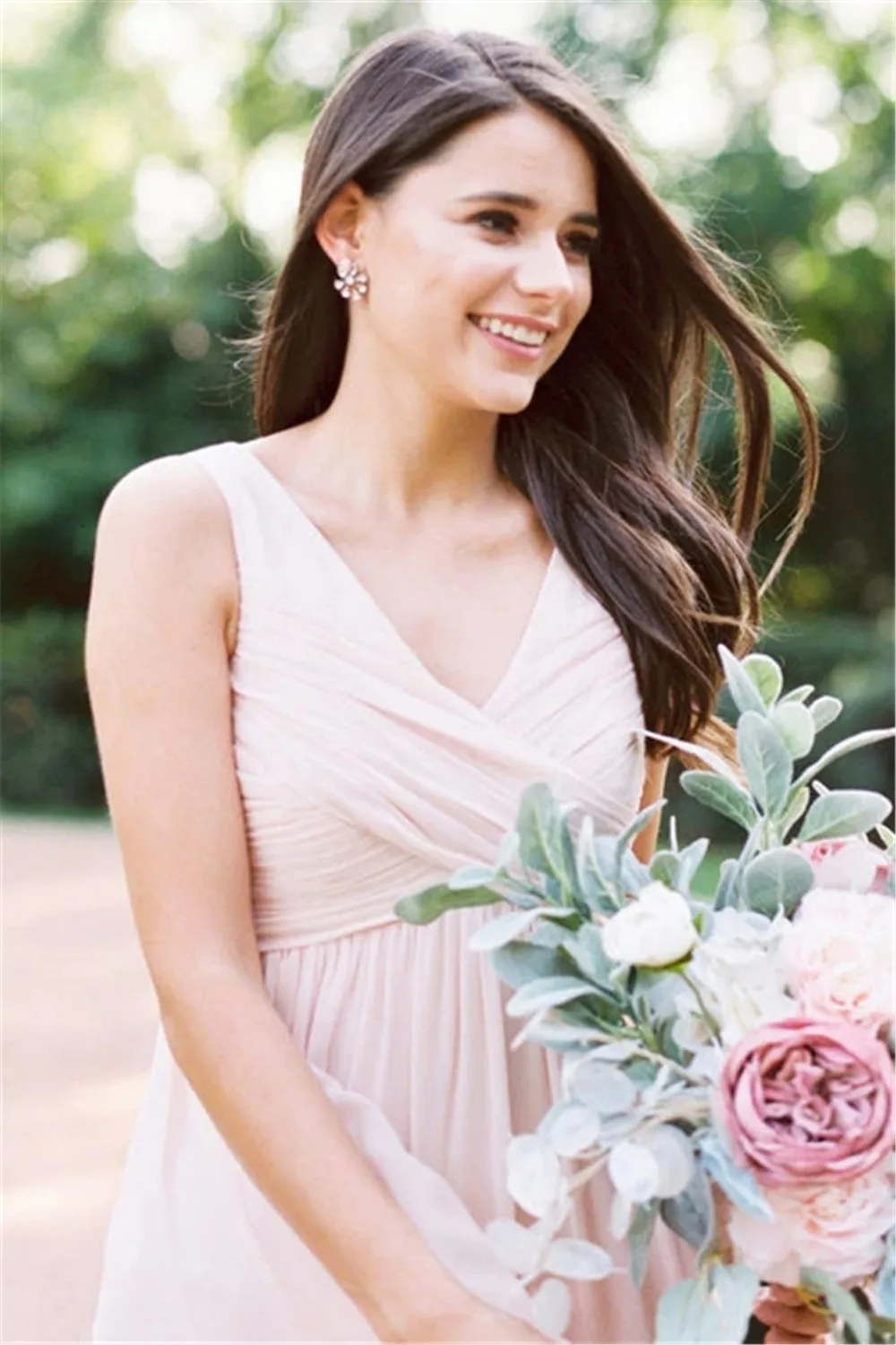Светло-розовое Плиссированное шифоновое платье для подружки невесты 2019 V шеи трапециевидной формы длиной до пола Элегантное Длинное