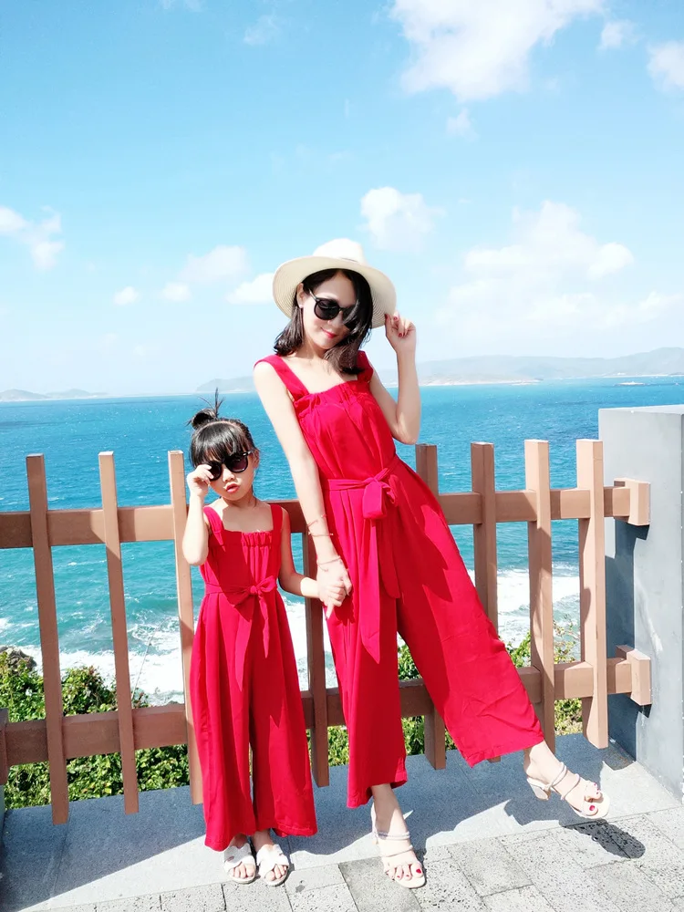 Одинаковая одежда для всей семьи праздничное красное пляжное платье летний богемный сексуальный комбинезон на бретельках с завязкой одежда для мамы и дочки