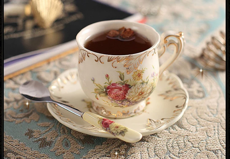 Элегантный Европейский королевский стиль кофейные чашки для влюбленных пар кружки керамические 2 чашки 2 блюдца набор Улучшенная фарфоровая кружка для послеобеденного чая