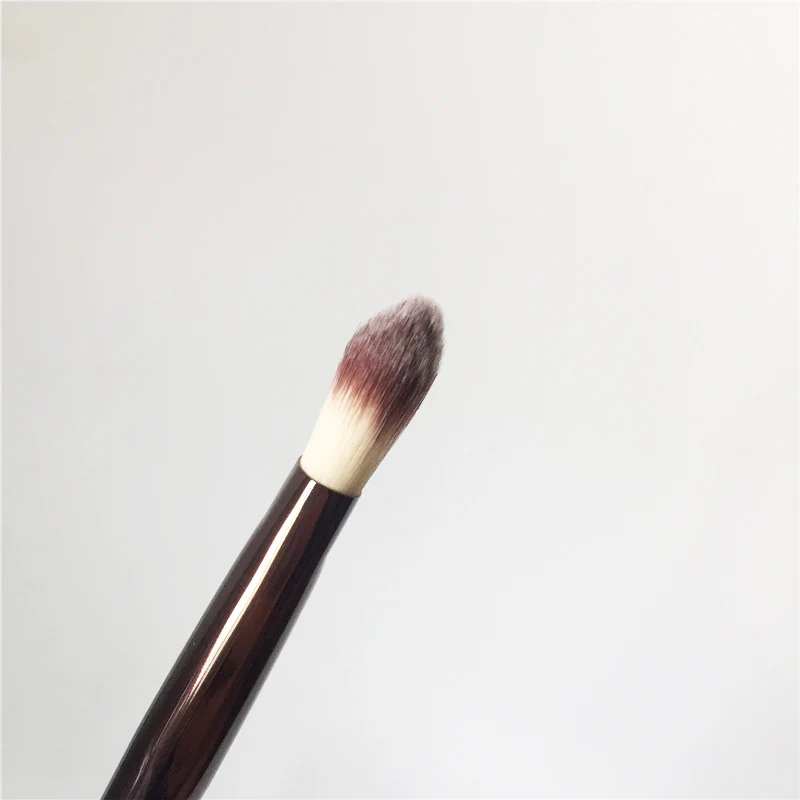 hourglass NO.8 Large Concealer Brush _ 4