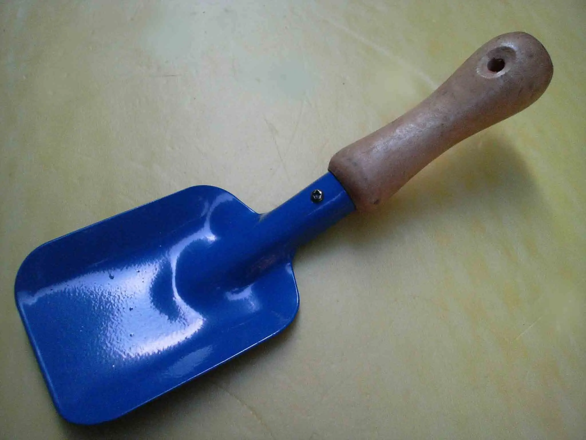 Crown brand outlet mounted shovel gardening shovel generous