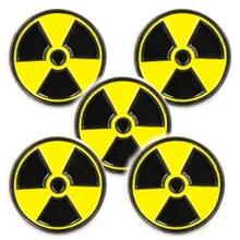 Lotes 5 pces símbolo de radiação lapela chapéu gravata boné pino crachá radioativo wmd broche fãs presentes jóias 2.1x2.1 cm