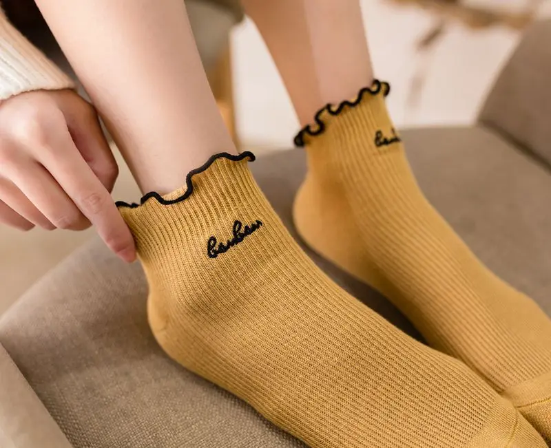 Женские носки 1 пара, новинка года, весенние Гольфы хлопковые однотонные кружевные носки с надписями для девочек, новые модные милые женские носки