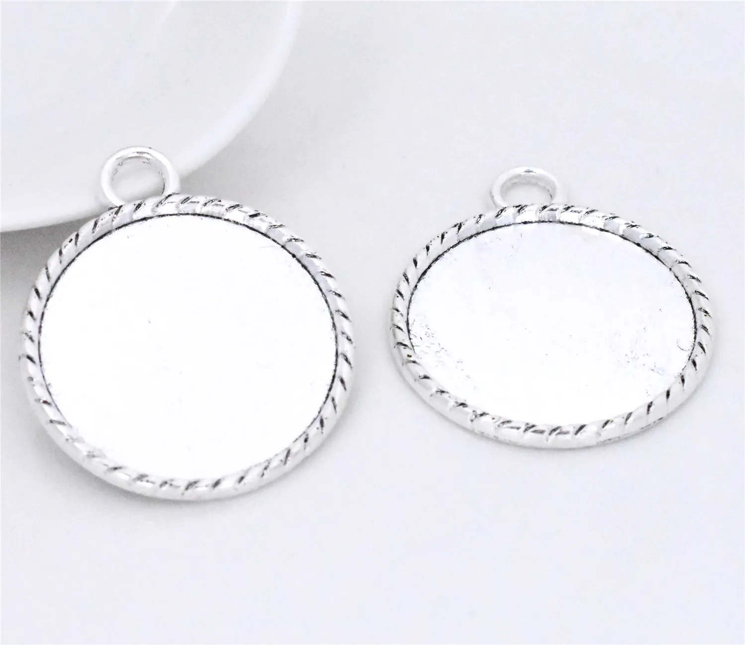 

4pcs 30mm Inner Size Antique Silver Plated Simple Style Cabochon Base Cameo Setting Charms Pendant-A3-44