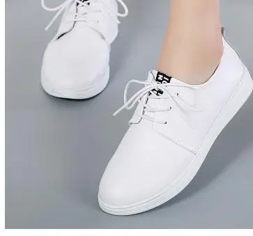 

2018 new leather white shoes women's belt Korean casual shoes shallow mouth flat women's shoes.