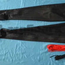 Черные латексные чулки с красной шнуровкой