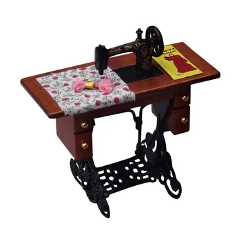 

Mini Sewing Machine with Cloth Model Vintage for 1/12 Scale Dollhouse Decoration S7JN