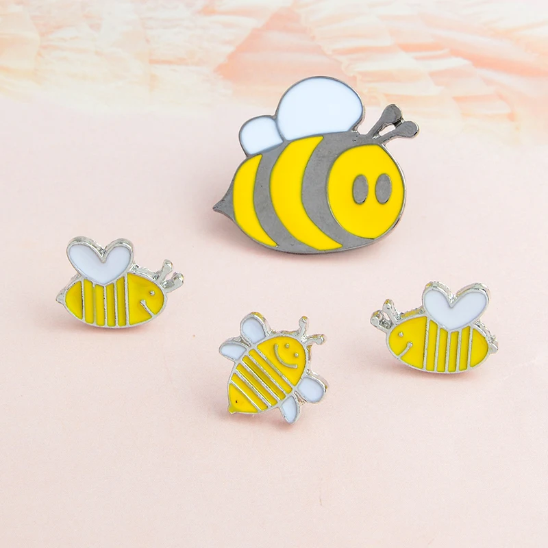 

4pcs/set Cartoon Honey bee Enamel Pin Insect Bee Brooch Animal Buckle Denim Shirt Collar Lapel Pins Badge Jewelry Gift for Kids