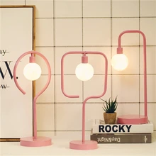 Скандинавский современный простой светодиодный Настольный светильник, новинка, треугольный квадратный круглый металлический стиль, Настольный светильник для студентов, светодиодный светильник для спальни с батареей АА