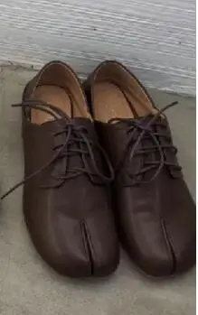 Уникальные кожаные туфли с разрезом на носке; два варианта ношения; женская обувь на плоской подошве из микрофибры на шнуровке; tabi ninia zapatos; зимняя обувь с глубоким носком; Мокасины - Цвет: Коричневый
