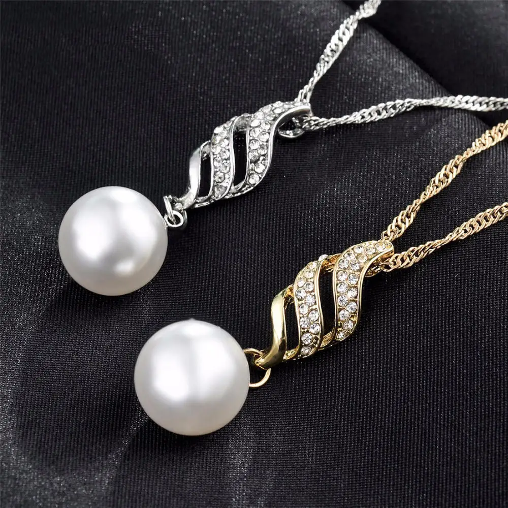 Mikimoto зеленый жемчуг. бусы из крупного жемчуга. шкатулка для украшений. жемчужные украшения микимото. необработанный жемчуг фото.