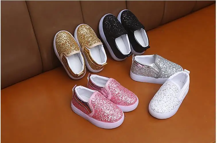 New Children Luminous Shoes Boys Girls Sport Running Shoes Baby Flashing Lights Fashion Sneakers Sequins Little Kid LED Sneakers