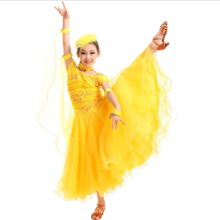 Платье для бальных танцев для девочки желтое. Девушка в желтом танцует. Детские платья для бальных танцев. Желтое платье для бальных танцев. Костюм для танцев желтый.