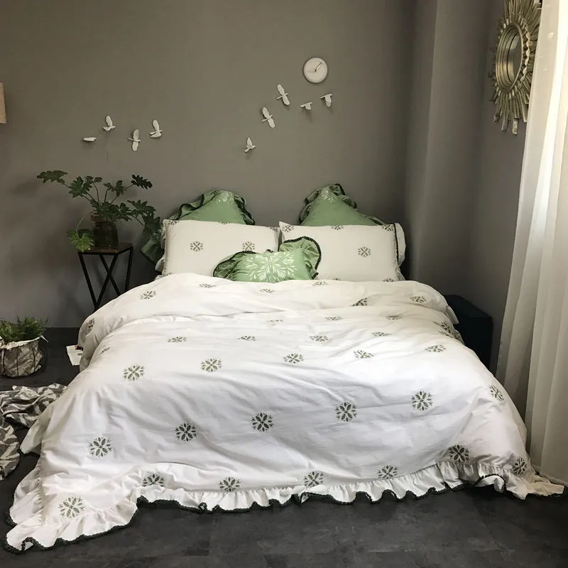 

High quality 4/7 Pcs white Embroidery girls Luxury Bedding Set King Queen Bed Set Egyptian cotton Duvet Cover Bed Sheet Pillow