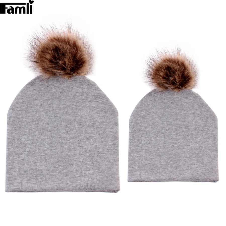 Famli/2 шт./лот для мамы шляпой для новорожденных помпоном зимней Кепки мех мяч шляпа родителей теплая вязаная шапка новорожденных Кепки