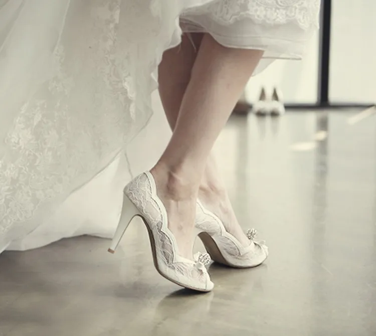 Роскошный белые кружева Свадебные туфли с открытым носком женская обувь на высоком каблуке официальная обувь со стразами туфли-лодочки для вечеринок обувь для невесты, подружки невесты