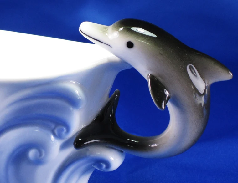 Дельфин на кофейной. Собачка в кофейной гуще. Рисунок дельфин кофейная гуща. Дельфин на кофейной. Фарфоровая кружка дельфин.