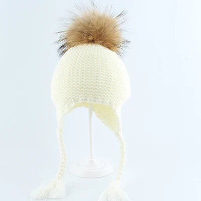 Белый Настоящий помпон из меха енота Beanie шапки для детей мальчиков и девочек Babay зимняя шапка теплые наушники шапки - Цвет: Белый