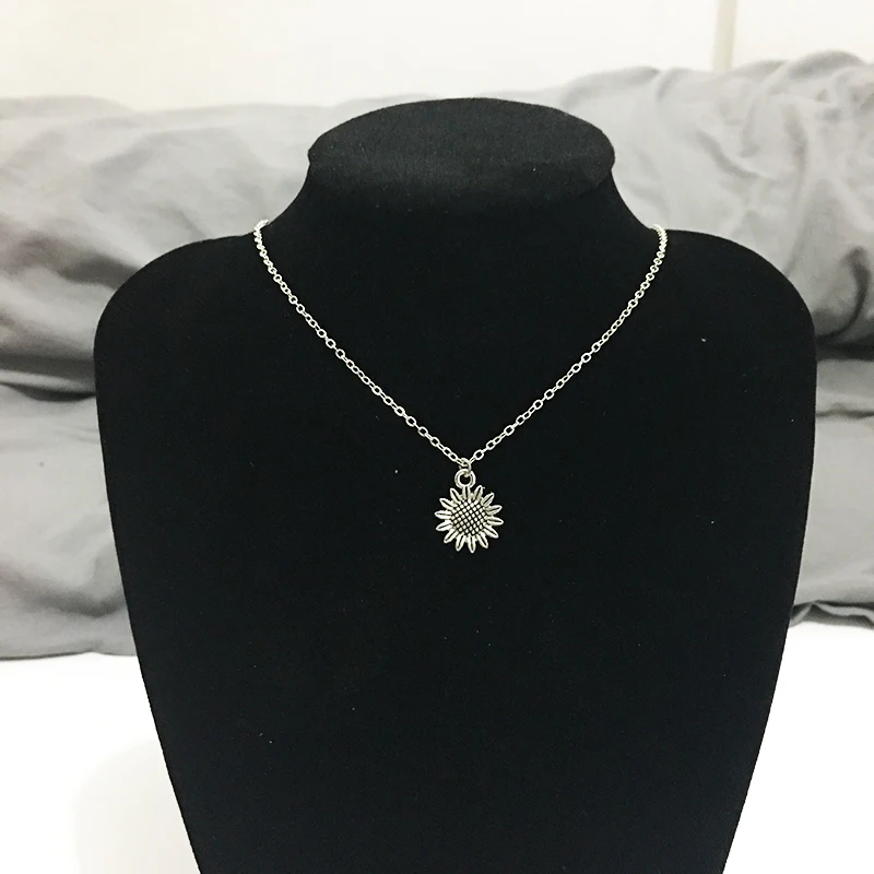 

Cute Sunflower Flower Petal Pendant Choker Necklace for Women Girl Silver Plated Jewelry Women Gift Necklace for Unisex